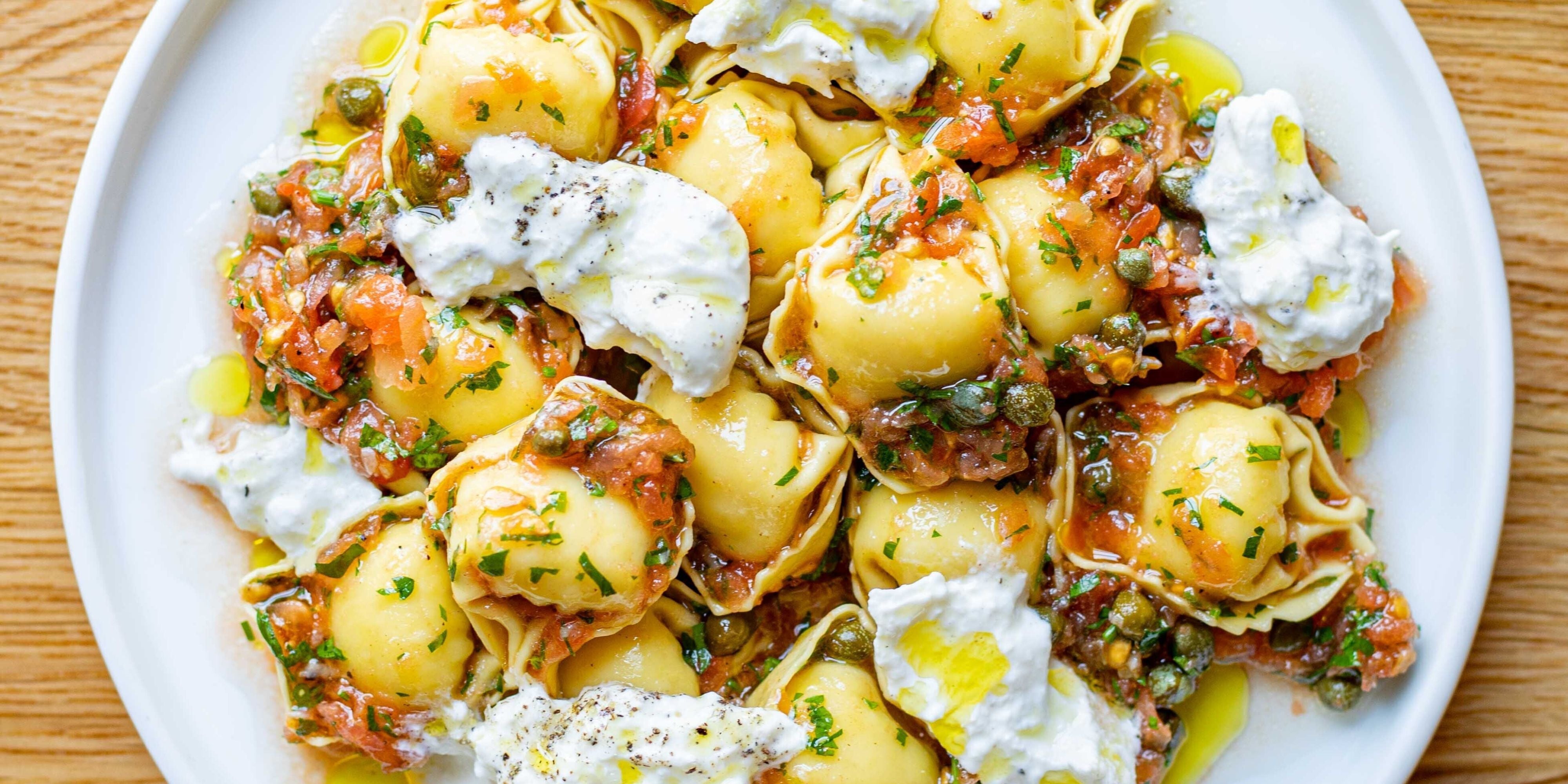 Tortellini cremoso con tomates y burrata
