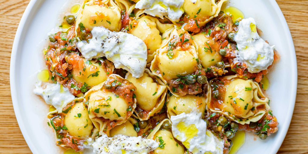 Tortellini cremoso con tomates y burrata